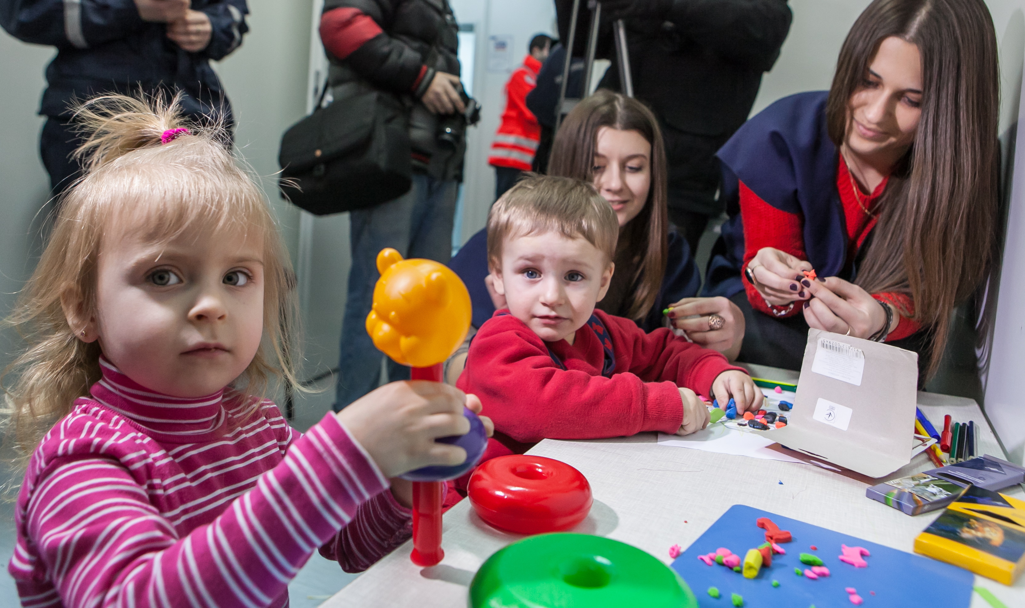 Діти переселенців із Донбасу обживаються у модульному містечку Запоріжжя. Фото автора